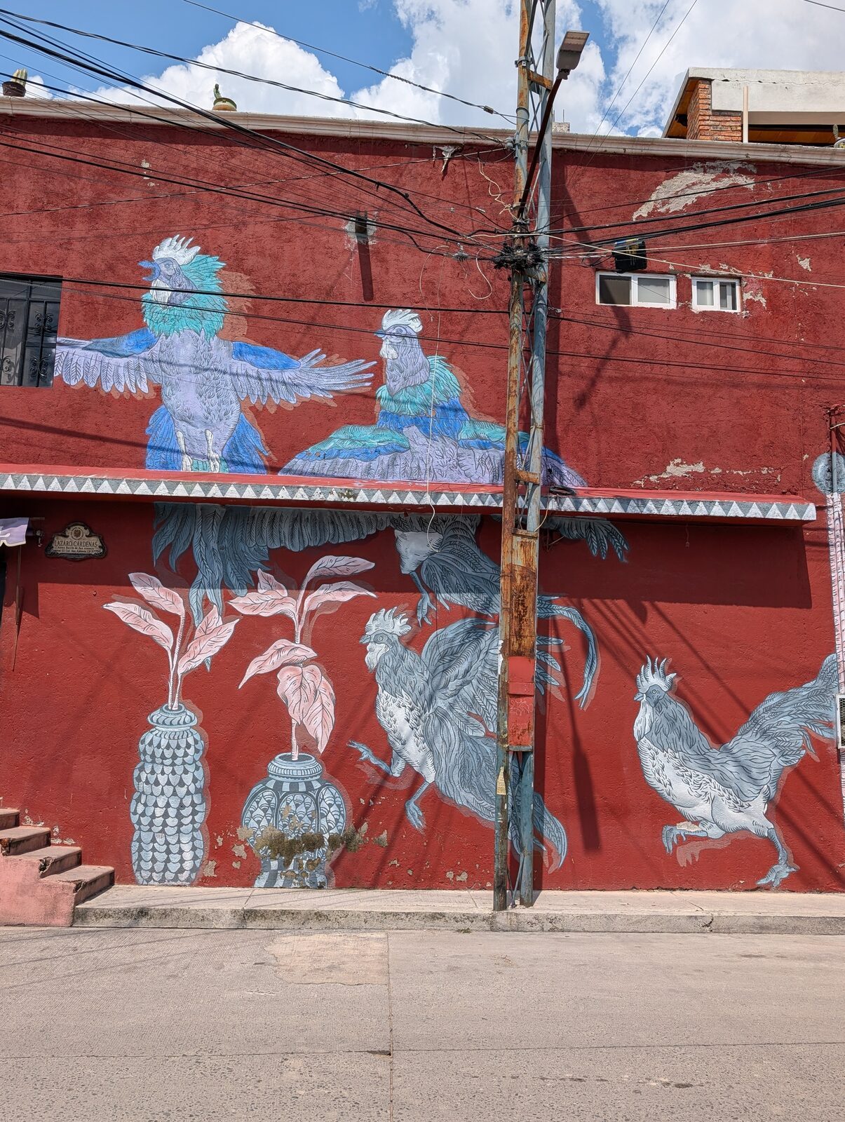 Gallos coronados y vasijas