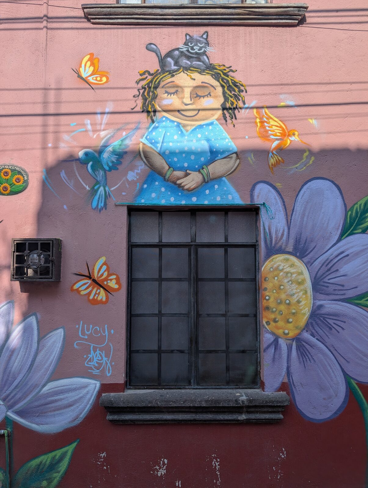 Mujer con gato y colibríes