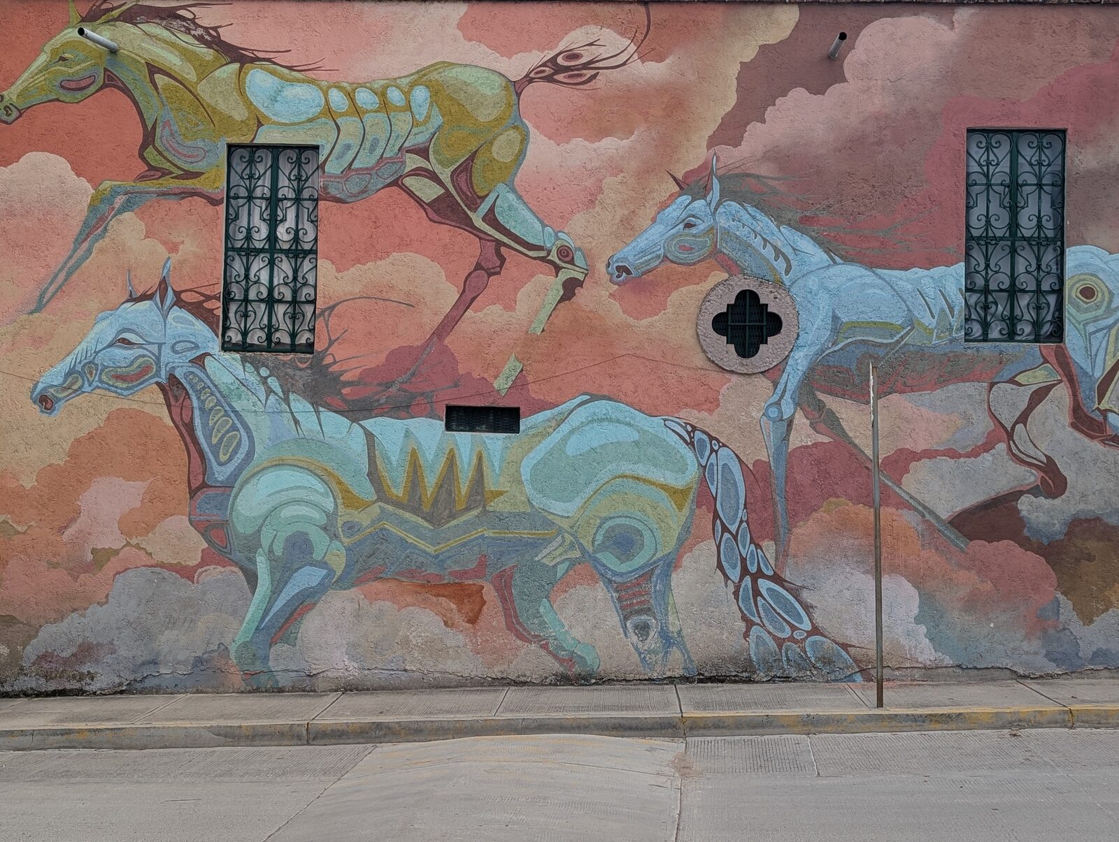 Caballos estilizados al galope