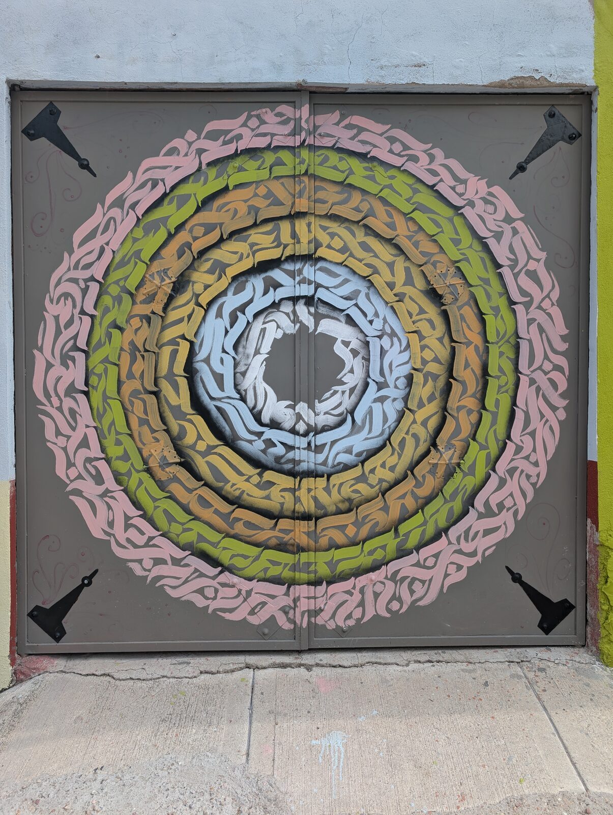 Mandala de caligrafía en portón