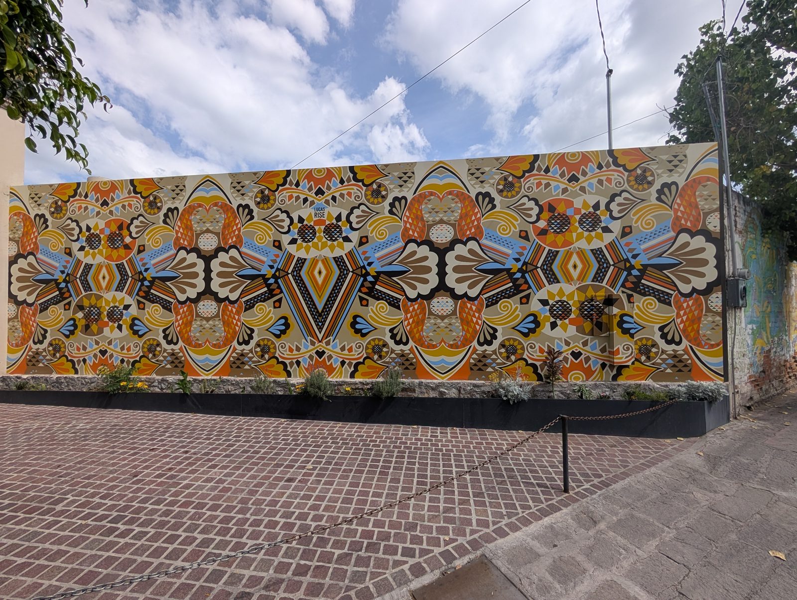 Mirrored folk pattern