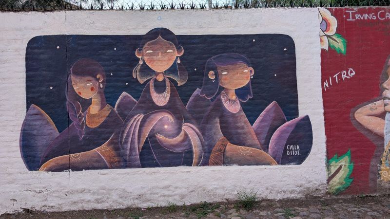 Tres mujeres y un orbe