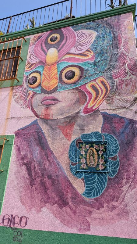 Mujer con máscara de ave