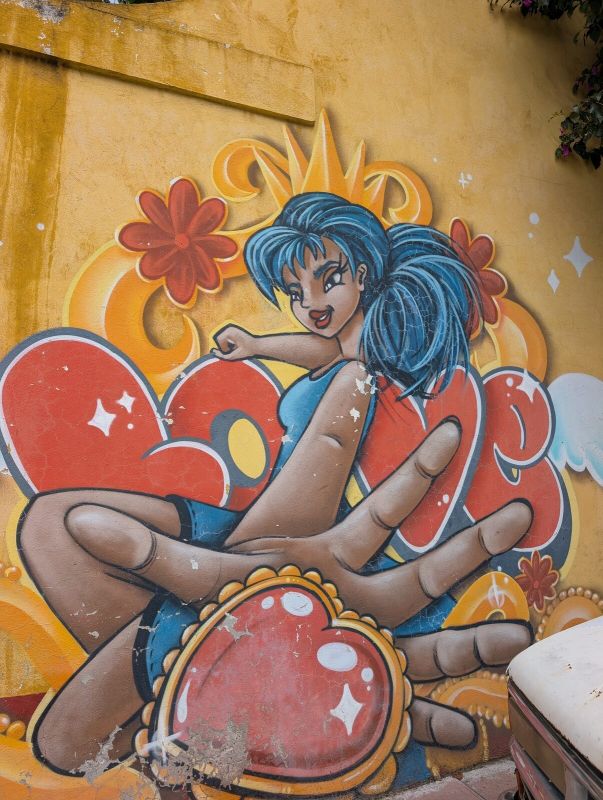 Chica anime en una mano