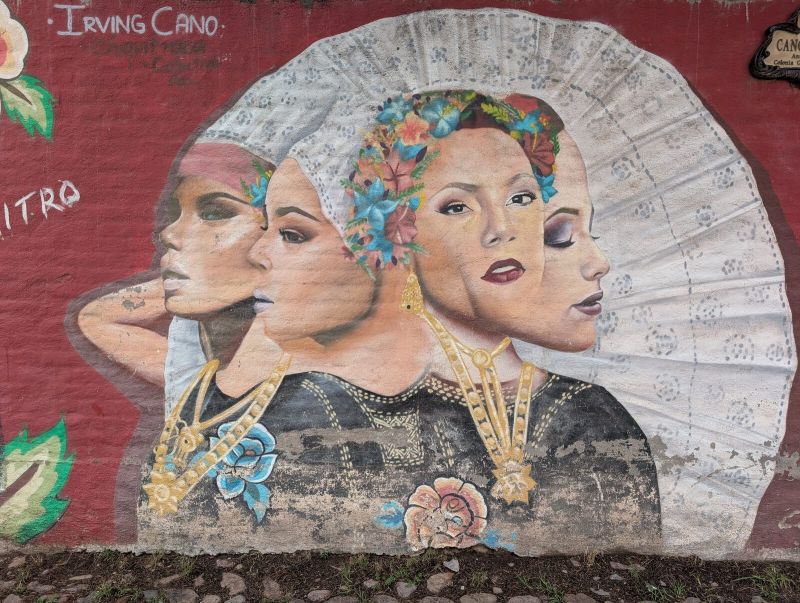 Tres mujeres y un abanico