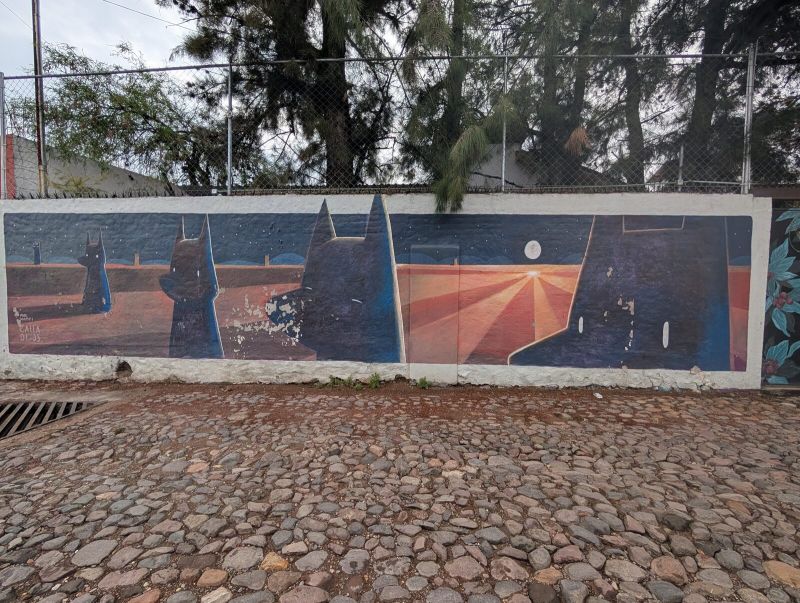 Siluetas de perros al anochecer