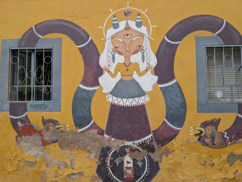 Mujer con cuernos y tres ojos