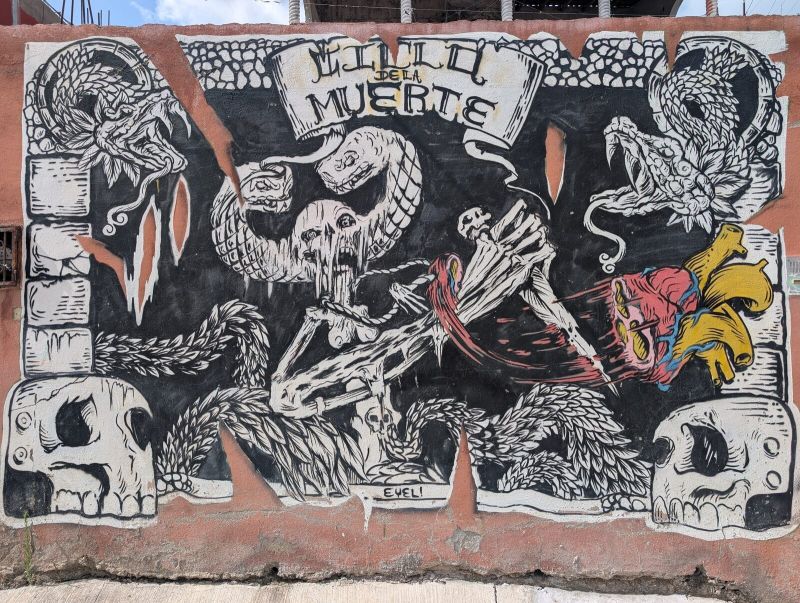 Esqueleto y serpientes emplumadas