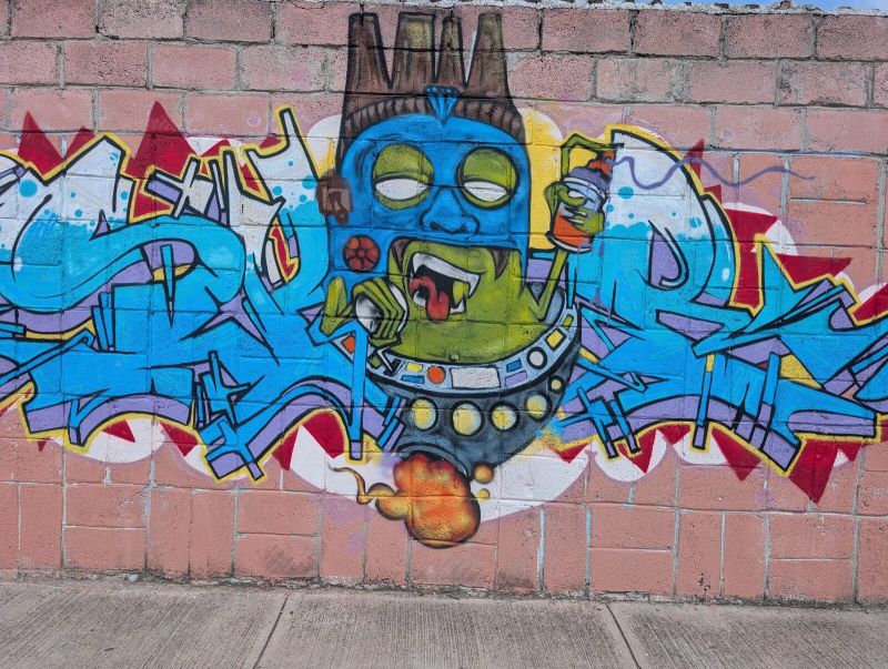 Personaje azteca con lata de aerosol