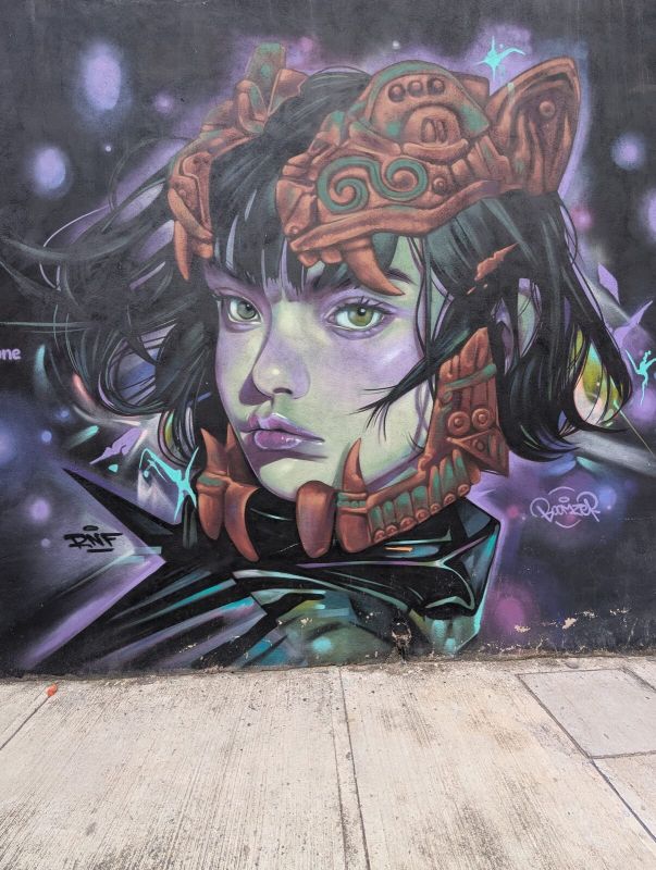 Mujer con corona de jade