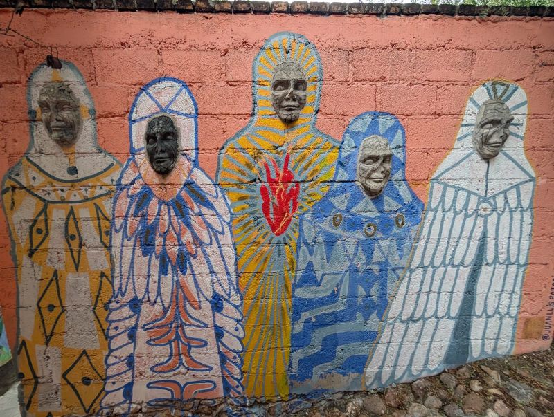 Figuras enmascaradas con túnica