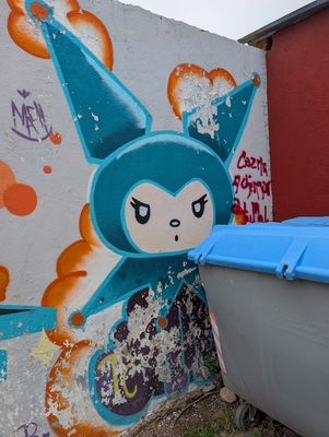 Personaje con capucha de bufón