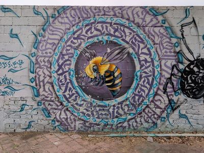 Abeja en un mandala de caligrafía