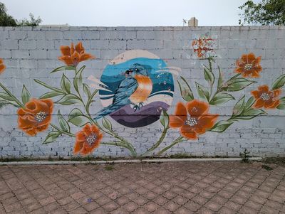 Pájaro azul entre amapolas