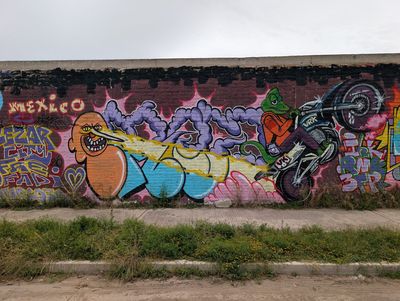 Lagarto motociclista y criaturas