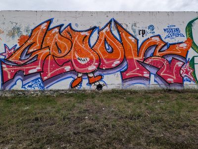 Grafiti con personaje de llama naranja