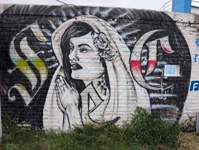 Mujer rezando con velo