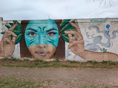 Mujer de rostro turquesa