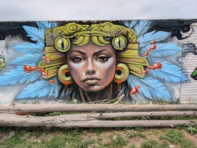 Mujer con tocado azteca